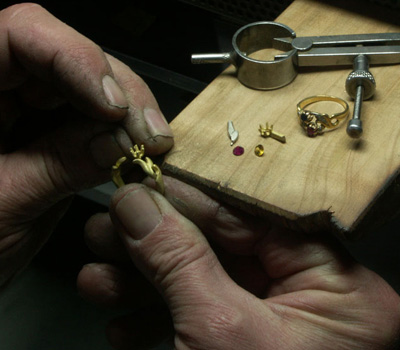 Tout savoir sur la fabrication des bijoux en or et en argent